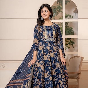 女性用アナルカリスーツ、彼女へのギフト、ディワリドレス、インドのドレス、パキスタンのガウン、フルステッチのロングガウン、女性用ギフトドレス、トレンディな女性用スーツ
