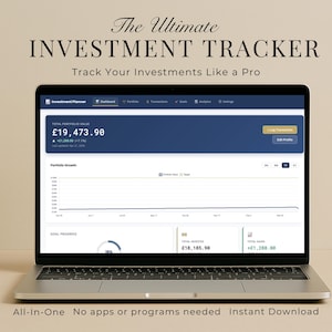 Pode incluir: Um laptop exibindo uma interface de rastreamento de investimentos. A tela mostra dados financeiros, incluindo o valor da carteira e gráficos de crescimento. O texto na parte superior diz "The Ultimate INVESTMENT TRACKER." O texto adicional inclui "Track Your Investments Like a Pro" e "All-In-One No apps or programs needed Instant Download."