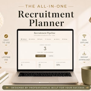 Può includere: Un laptop che mostra un'interfaccia di pianificazione del reclutamento, con il testo "THE ALL-IN-ONE Recruitment Planner." Lo schermo mostra i dati della pipeline di reclutamento. Il testo aggiuntivo include "EASY TO USE", "LIFETIME USE", "100% OFFLINE" e "INSTANT DOWNLOAD."