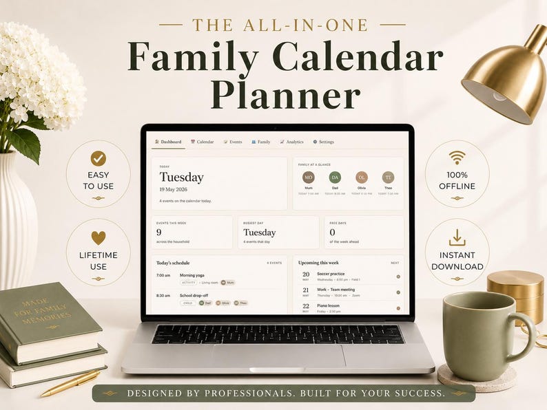 Puede incluir: Un ordenador port&aacute;til que muestra una interfaz de planificador de calendario familiar. La pantalla muestra un dise&ntilde;o de calendario con el texto "Martes 19 de mayo de 2021." La imagen incluye una taza de caf&eacute;, libros y una l&aacute;mpara de escritorio. El texto en la imagen dice "F&aacute;cil de usar", "Uso de por vida" y "Descarga instant&aacute;nea."