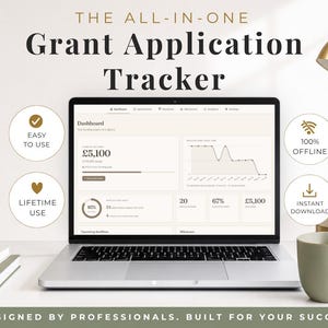 Può includere: Un computer portatile che mostra la dashboard del Grant Application Tracker con grafici, cifre finanziarie in sterline e barre di avanzamento. Quattro icone circolari evidenziano le funzioni: Easy to Use, Lifetime Use, 100% Offline, Instant Download.