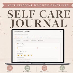 Op de afbeelding: Een laptop met een interface voor een zelfzorgdagboek, met de tekst "SELF CARE JOURNAL" erboven. De afbeelding bevat decoratieve vazen met gedroogde planten, een kaars en de tekst "YOUR PERSONAL WELLNESS SANCTUARY".