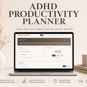 Puede incluir: Una computadora portátil muestra una interfaz de planificador de productividad TDAH. La pantalla muestra una lista de tareas y un temporizador. La imagen incluye una taza beige, libros y un jarrón con flores secas. El texto en la pantalla dice "Domina tu enfoque, conquista tu día, vive con intención."