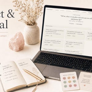 Pu&ograve; includere: Un laptop mostra un sito web di journaling, accanto a un taccuino aperto, una penna e delle carte. Sono presenti anche una candela accesa, un vaso con fiori secchi e un cristallo di quarzo rosa. L'immagine promuove l'autoriflessione e la gratitudine.