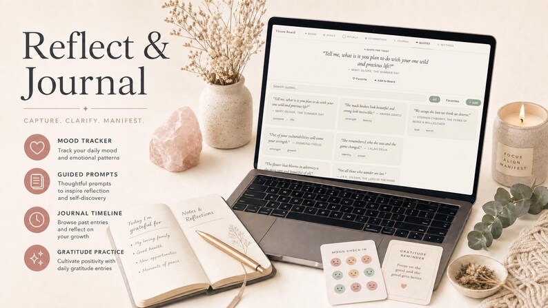 Pu&ograve; includere: Un laptop mostra un sito web di journaling, accanto a un taccuino aperto, una penna e delle carte. Sono presenti anche una candela accesa, un vaso con fiori secchi e un cristallo di quarzo rosa. L'immagine promuove l'autoriflessione e la gratitudine.