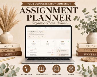 Puede incluir: Un portátil que muestra una interfaz de planificador de tareas, con el texto "ASSIGNMENT PLANNER" y "Organise. Focus. Achieve." Elementos decorativos incluyen libros, jarrones con plantas e iconos para Panel, Tareas, Calendario y Metas.