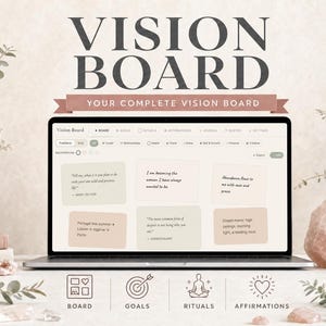 Pu&ograve; includere: Un laptop mostra un'interfaccia di vision board con affermazioni. L'immagine presenta libri, cristalli e piante decorative. Il testo "VISION BOARD" e "YOUR COMPLETE VISION BOARD" &egrave; in alto. Le icone per Board, Goals, Rituals e Affirmations sono in basso.