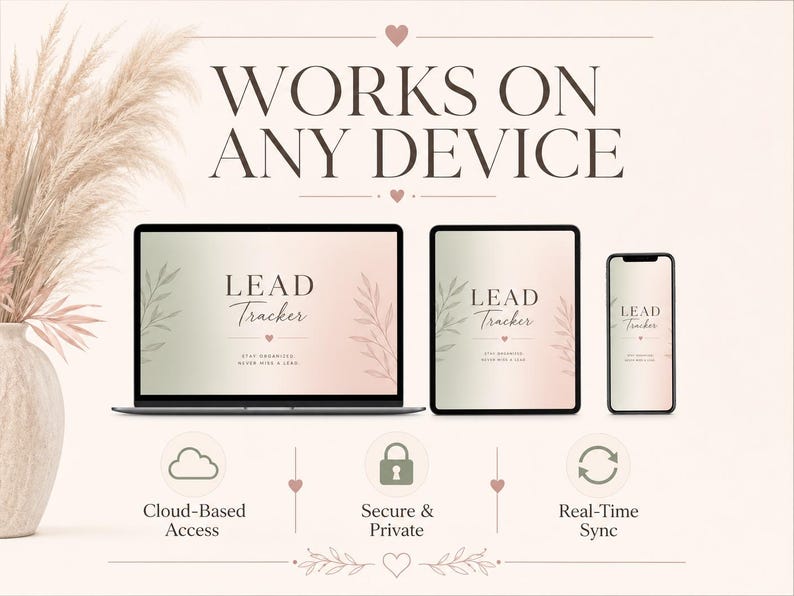Op de afbeelding: Een digitale marketingafbeelding met de tekst "WERKT OP ELK APPARAAT". Het toont een laptop, tablet en smartphone met "LEAD Tracker". Extra pictogrammen vertegenwoordigen cloudgebaseerde toegang, veilige en priv&eacute; functies en real-time synchronisatie.