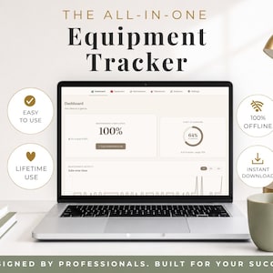 Può includere: Uno schermo di computer portatile che mostra la dashboard The All-In-One Equipment Tracker con dati di manutenzione e utilizzo. Quattro icone circolari indicano le funzioni: Easy To Use, Lifetime Use, 100% Offline e Instant Download.