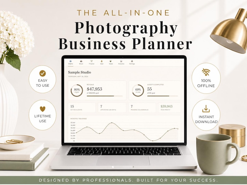 Puede incluir: Una computadora port&aacute;til que muestra una interfaz de planificador de negocios de fotograf&iacute;a. La pantalla muestra datos financieros, gr&aacute;ficos e iconos para un uso f&aacute;cil, uso de por vida, acceso sin conexi&oacute;n y descarga instant&aacute;nea. El texto dice "Photography Business Planner."