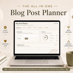 Op de afbeelding: Een laptop met de interface "Blog Post Planner" staat op een wit bureau. Het scherm toont gegevens en tekst. De afbeelding bevat een koffiemok, een vaas met bloemen en de tekst "Designed by Professionals, Built for Your Success."