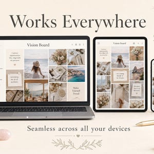 Pu&ograve; includere: Un laptop, un tablet e uno smartphone mostrano una vision board, mostrando un design coerente su tutti i dispositivi. L'immagine presenta una palette di colori neutri con accenti floreali, una penna ed elementi decorativi. Il testo recita "Works Everywhere" e "Seamless across all your devices."