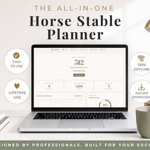 Puede incluir: Un ordenador portátil que muestra la interfaz del software The All-In-One Horse Stable Planner con paneles de datos. Iconos circulares destacan funciones: fácil de usar, 100% sin conexión, uso de por vida y descarga instantánea. El texto dice: Designed by professionals, built for your success.