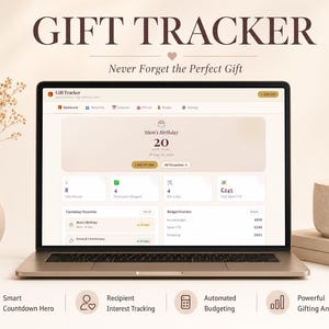 Könnte beinhalten: Ein Laptop mit einer Geschenk-Tracker-Anwendung mit dem Text "GIFT TRACKER". Der Bildschirm zeigt eine Geburtstags-Erinnerung und eine Budgetübersicht. Eine Tasse und eine Vase mit getrockneten Blumen sind an den Seiten.
