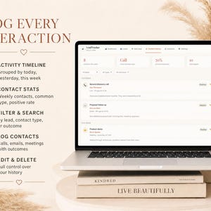Op de afbeelding: Een laptop met een lead tracker-interface, met datavisualisaties en contactlogs. Het scherm toont beldetails en percentages. De laptop staat op twee boeken, "Kindred" en "Live Beautifully". De achtergrond bevat decoratieve elementen.