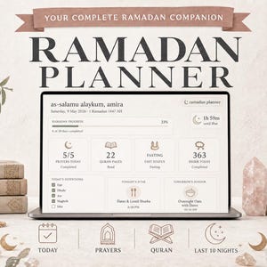 Puede incluir: Un portátil que muestra una interfaz de planificador del Ramadán, rodeado de elementos decorativos. La imagen incluye libros con escritura árabe, un rosario, una linterna decorativa y arreglos florales. El texto "RAMADAN PLANNER" es visible.