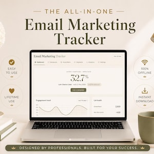 Puede incluir: Un ordenador portátil que muestra una interfaz de seguimiento de marketing por correo electrónico, con el texto "Email Marketing Tracker" en la parte superior. La pantalla muestra visualizaciones de datos y métricas clave. La escena incluye una taza de café, una lámpara de escritorio y elementos decorativos.
