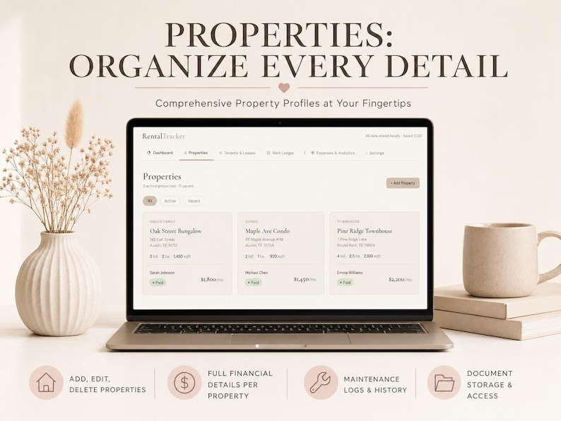 Peut inclure: Un ordinateur portable affichant un tableau de bord de gestion immobili&egrave;re avec le texte "PROPRI&Eacute;T&Eacute;S : ORGANISEZ CHAQUE D&Eacute;TAIL". L'&eacute;cran affiche les d&eacute;tails des propri&eacute;t&eacute;s. Un vase avec des fleurs s&eacute;ch&eacute;es et une tasse sont sur la table.