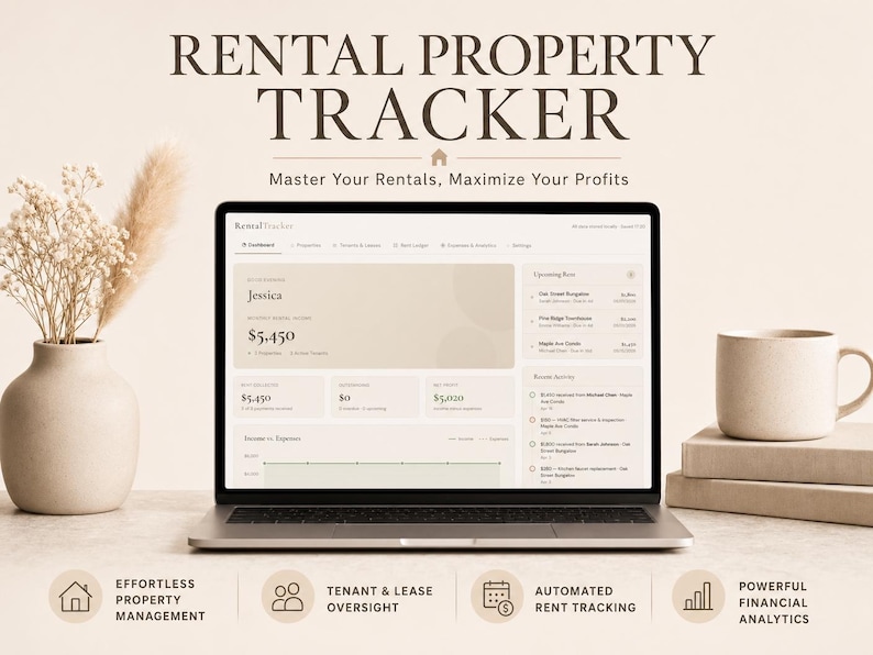 Peut inclure: Un ordinateur portable affiche une interface de suivi de biens locatifs. L'&eacute;cran montre des donn&eacute;es financi&egrave;res et des d&eacute;tails sur les propri&eacute;t&eacute;s. Le texte "RENTAL PROPERTY TRACKER" est en haut. Un vase avec des fleurs s&eacute;ch&eacute;es et une tasse &agrave; caf&eacute; sont de chaque c&ocirc;t&eacute;.
