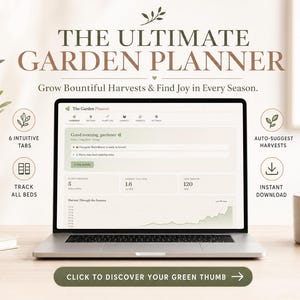 Puede incluir: Una computadora portátil que muestra la interfaz "The Ultimate Garden Planner", con texto que incluye "Grow Bountiful Harvests & Find Joy in Every Season". Incluye "6 pestañas intuitivas", "Seguir todas las camas", "Sugerir cosechas automáticamente" y "Descarga instantánea". También se ve una taza y una planta.