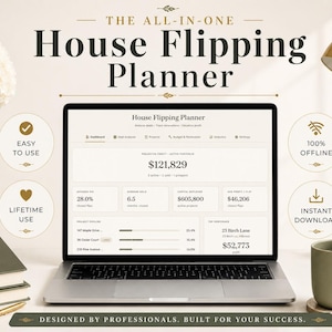 Puede incluir: Un ordenador port&aacute;til que muestra una interfaz de "House Flipping Planner", con datos financieros y detalles del proyecto. La imagen incluye una taza de caf&eacute;, libros, un bol&iacute;grafo y elementos decorativos. El texto en la pantalla dice "F&aacute;cil de usar", "Uso de por vida", "100% sin conexi&oacute;n" y "Descarga instant&aacute;nea".