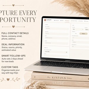 Op de afbeelding: Een zilveren MacBook Air laptop met een lead management software interface. Het scherm toont velden voor contactgegevens, dealinformatie en follow-ups. De tekst "CAPTURE EVERY OPPORTUNITY" staat bovenaan. De laptop staat op een stapel boeken.