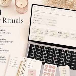 Pu&ograve; includere: Un laptop che mostra un'applicazione di pianificazione giornaliera &egrave; posizionato accanto a un taccuino, adesivi e una penna. L'immagine include il testo "Build Daily Rituals" e icone per la lista di controllo giornaliera, il monitoraggio delle serie, le schede delle abitudini e i rituali personalizzati.