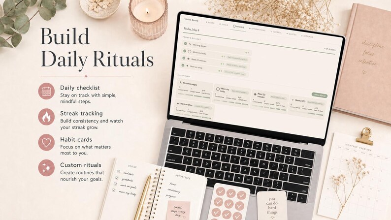 Pu&ograve; includere: Un laptop che mostra un'applicazione di pianificazione giornaliera &egrave; posizionato accanto a un taccuino, adesivi e una penna. L'immagine include il testo "Build Daily Rituals" e icone per la lista di controllo giornaliera, il monitoraggio delle serie, le schede delle abitudini e i rituali personalizzati.