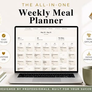 Può includere: Un laptop mostra un pianificatore di pasti settimanale digitale. Lo schermo mostra una griglia con voci di pasti per ogni giorno. Il testo "THE ALL-IN-ONE Weekly Meal Planner" è in alto. Altri testi: "EASY TO USE", "LIFETIME USE", "100% OFFLINE" e "INSTANT DOWNLOAD".