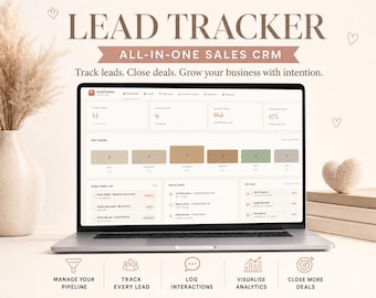 Op de afbeelding: Een laptop met een verkoop-CRM-dashboard met de tekst "Lead Tracker" en "All-in-one Sales CRM". Het scherm toont gegevens over de verkooppijplijn. De afbeelding bevat een vaas met pampasgras, boeken en pictogrammen voor verkoopbeheer.
