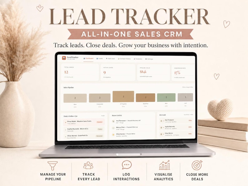 Op de afbeelding: Een laptop met een verkoop-CRM-dashboard met de tekst "Lead Tracker" en "All-in-one Sales CRM". Het scherm toont gegevens over de verkooppijplijn. De afbeelding bevat een vaas met pampasgras, boeken en pictogrammen voor verkoopbeheer.