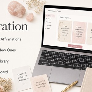 Pu&ograve; includere: Un laptop mostra affermazioni e citazioni, con carte e un diario nelle vicinanze. Lo schermo mostra "L'ispirazione di oggi" con tre carte. L'immagine include il testo "Ispirazione quotidiana", "Affermazioni rotanti", "Mescola le nuove", "Libreria citazioni" e "Aggiungi alla bacheca".