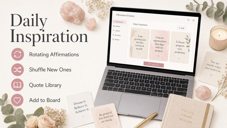 Pu&ograve; includere: Un laptop mostra affermazioni e citazioni, con carte e un diario nelle vicinanze. Lo schermo mostra "L'ispirazione di oggi" con tre carte. L'immagine include il testo "Ispirazione quotidiana", "Affermazioni rotanti", "Mescola le nuove", "Libreria citazioni" e "Aggiungi alla bacheca".