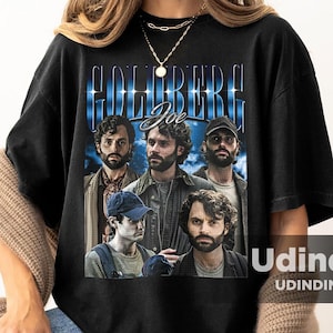 Puede incluir: Camiseta negra con un gr&aacute;fico de estilo vintage del elenco del programa de televisi&oacute;n "The Goldbergs" con el texto "Goldberg Joe" impreso en ella.