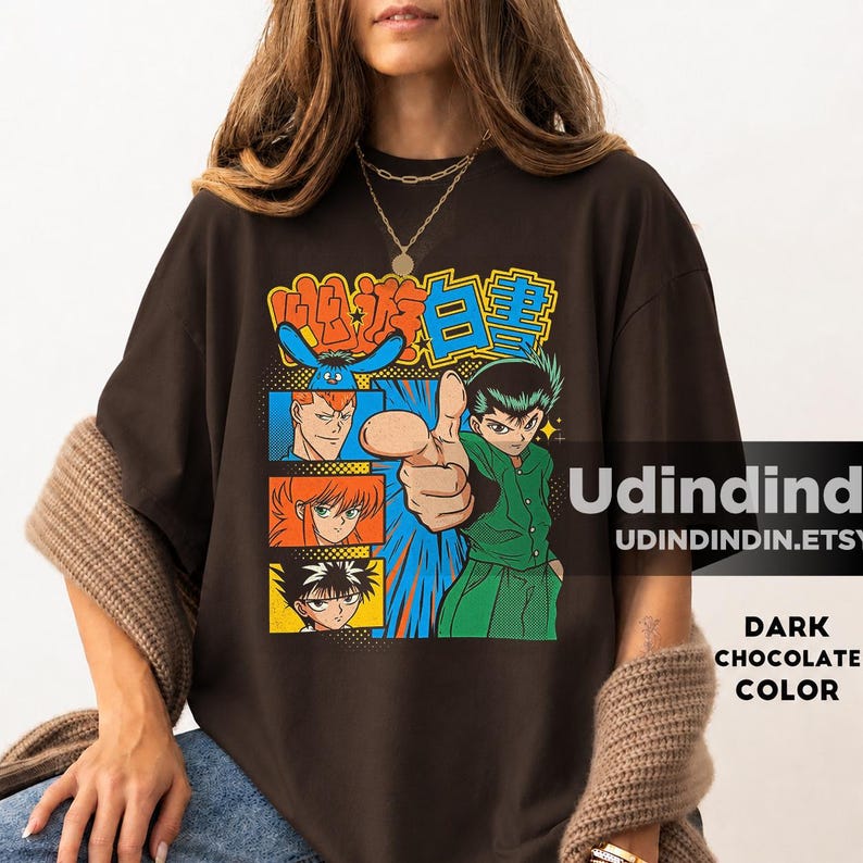 Puede incluir: Una camiseta de color marr&oacute;n chocolate oscuro con un estampado gr&aacute;fico de personajes de anime de YuYu Hakusho. El dise&ntilde;o incluye un personaje central se&ntilde;alando hacia adelante, rodeado de paneles m&aacute;s peque&ntilde;os de otros personajes y texto japon&eacute;s.