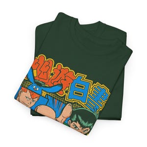 Puede incluir: Una camiseta verde oscuro con un estampado gr&aacute;fico colorido de personajes de anime y texto en japon&eacute;s. El dise&ntilde;o incluye una criatura azul, un personaje con cabello naranja y un personaje con cabello oscuro sobre un fondo amarillo y azul.
