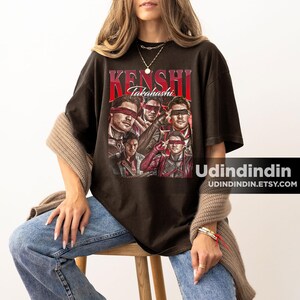 Kenshi Takahashi T Shirt, Sterbliche Kombat 1 Grafik T-Shirt, Retro Kampfspiel Shirt, Gamer Geschenk Unisex Tshirt, Vintage Arcade Stil Top ID Dark Chocolate