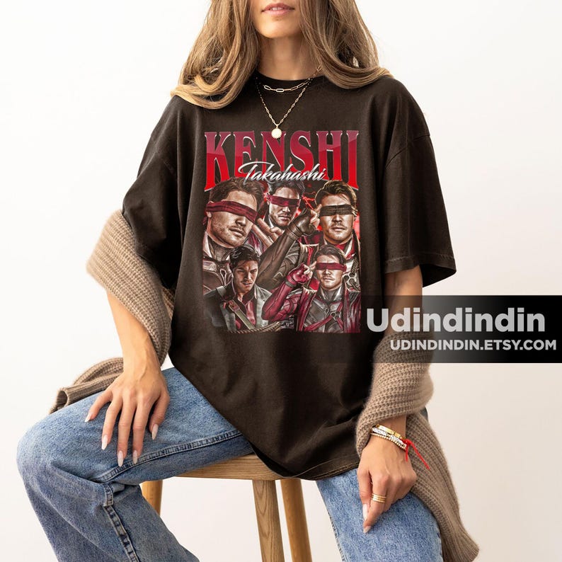 Kenshi Takahashi T Shirt, Sterbliche Kombat 1 Grafik T-Shirt, Retro Kampfspiel Shirt, Gamer Geschenk Unisex Tshirt, Vintage Arcade Stil Top ID Dark Chocolate