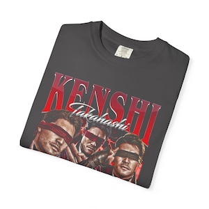 Kenshi Takahashi T Shirt, Sterbliche Kombat 1 Grafik T-Shirt, Retro Kampfspiel Shirt, Gamer Geschenk Unisex Tshirt, Vintage Arcade Stil Top ID Graphite