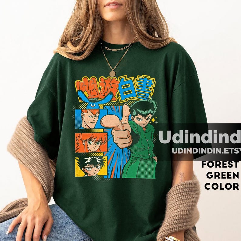 Puede incluir: Una camiseta verde bosque con un estampado gr&aacute;fico de personajes de anime de YuYu Hakusho. El dise&ntilde;o incluye una figura central se&ntilde;alando hacia adelante, rodeada de retratos de personajes m&aacute;s peque&ntilde;os en marcos azules, naranjas y amarillos con texto japon&eacute;s.