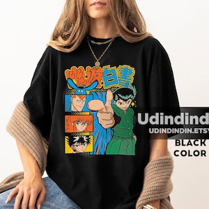 Puede incluir: Una camiseta negra de manga corta con un estampado gr&aacute;fico colorido de personajes de anime de YuYu Hakusho. El dise&ntilde;o incluye un personaje central se&ntilde;alando hacia adelante, rodeado de paneles m&aacute;s peque&ntilde;os con otros personajes y texto japon&eacute;s.