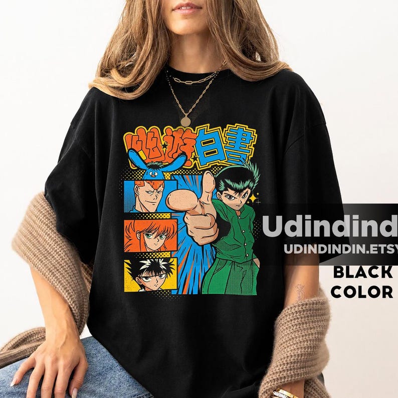 Puede incluir: Una camiseta negra de manga corta con un estampado gr&aacute;fico colorido de personajes de anime de YuYu Hakusho. El dise&ntilde;o incluye un personaje central se&ntilde;alando hacia adelante, rodeado de paneles m&aacute;s peque&ntilde;os con otros personajes y texto japon&eacute;s.