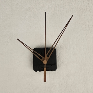Peut inclure: Aiguilles d'horloge avec un mécanisme d'horloge carré noir. Les aiguilles sont en bois et ont la forme d'une étoile.