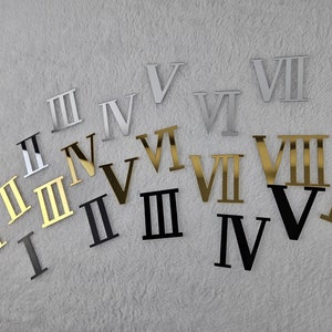 Può includere: Un set di adesivi con numeri romani in oro, argento e nero. I numeri vanno da I a IX.