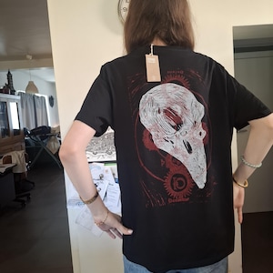 Camiseta talla L con estampado de calavera de pájaro en la espalda. Estampado en linóleo hecho a mano.