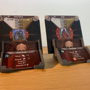 Porta carte mostro stampato in 3D per Gloomhaven e Frosthaven | Organizzatore di giochi personalizzato | Accessorio per giochi da tavolo | Soluzione per riporre il ponte