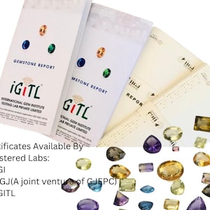 Może przedstawiać: Kilka raportów dotyczących kamieni szlachetnych z tekstem "GEMSTONE REPORT" i logo "iGITL" jest wyświetlanych. Różne kamienie szlachetne w odcieniach żółtego, fioletowego, niebieskiego i szarego są rozrzucone wokół raportów. Zarejestrowane laboratoria to IGI, IIGJ i IGITL.