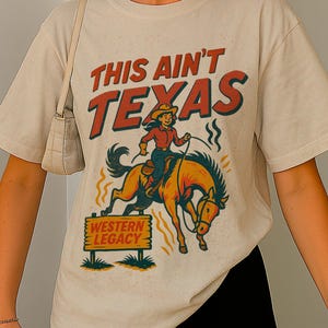 「This Aint Texas」シャツ、テキサスTシャツ、ウエスタンロデオシャツ、カウガールTシャツギフト、ワイルドウェストギフト、ウエスタンカウガールライディング、トレンディTシャツ