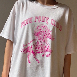Maglietta Pink Pony Club, maglietta estetica musica indie, design grafico retrò, arte sognante West Hollywood, maglietta Pink Pony Club Keep On Dancing