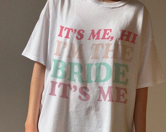 It's Me, Hi, I'm The Bride It's Me T-Shirt, Retro Bride Shirt, Trendy Aesthetic, Groovy Bachelorette Party Tee, Engagement Wedding